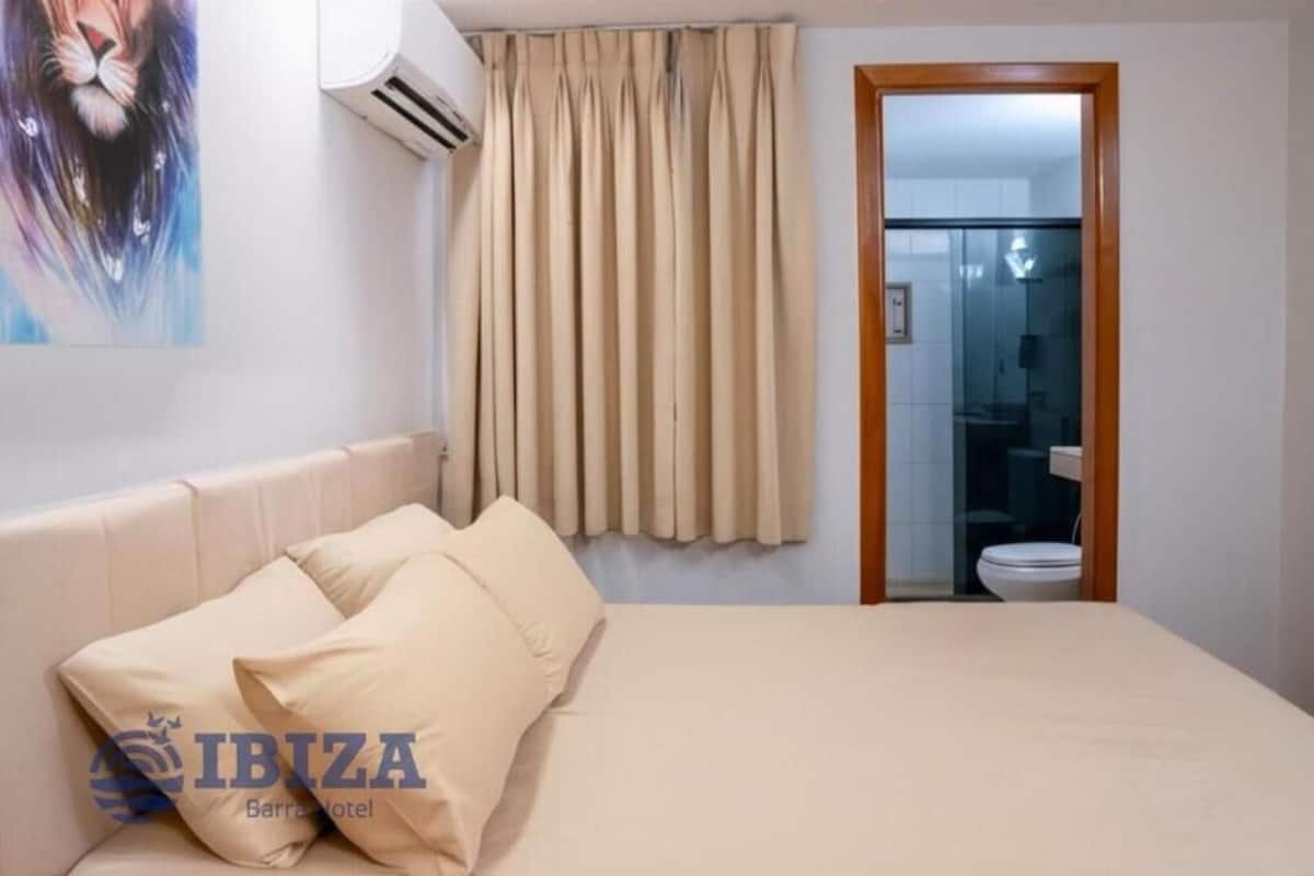 Habitación doble estándar | Minibar y caja de seguridad en la habitación