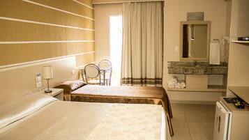 Quarto triplo | Frigobar, cofres nos quartos, Wi-Fi de cortesia, roupa de cama
