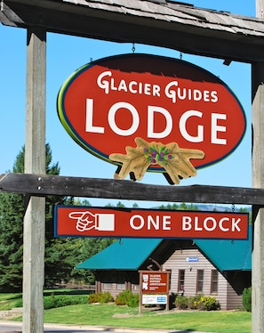 Property entrance - Glacier Guides Lodge (West Glacier)