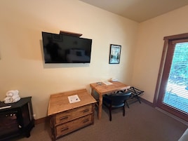 Classic Room | Premium bedding, down comforters, pillowtop beds, desk
