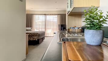 Refrigerador, microondas, cafetera/tetera, tetera/pava eléctrica