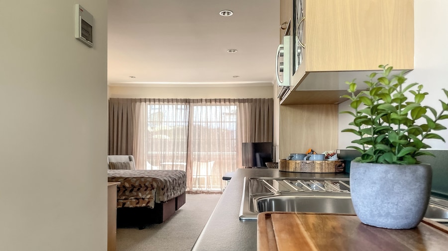 Greenlane Manor Motel