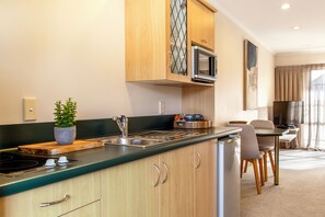 Deluxe Studio, Jetted Tub | Private kitchen