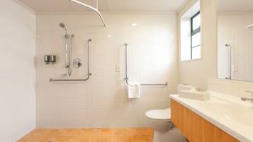 Ein modernes Badezimmer mit Dusche, Toilette und Waschbecken.