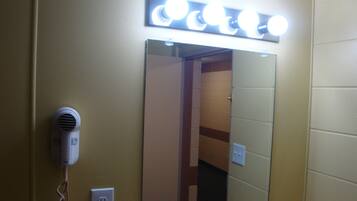 Classic Room | Bathroom amenities | Towels