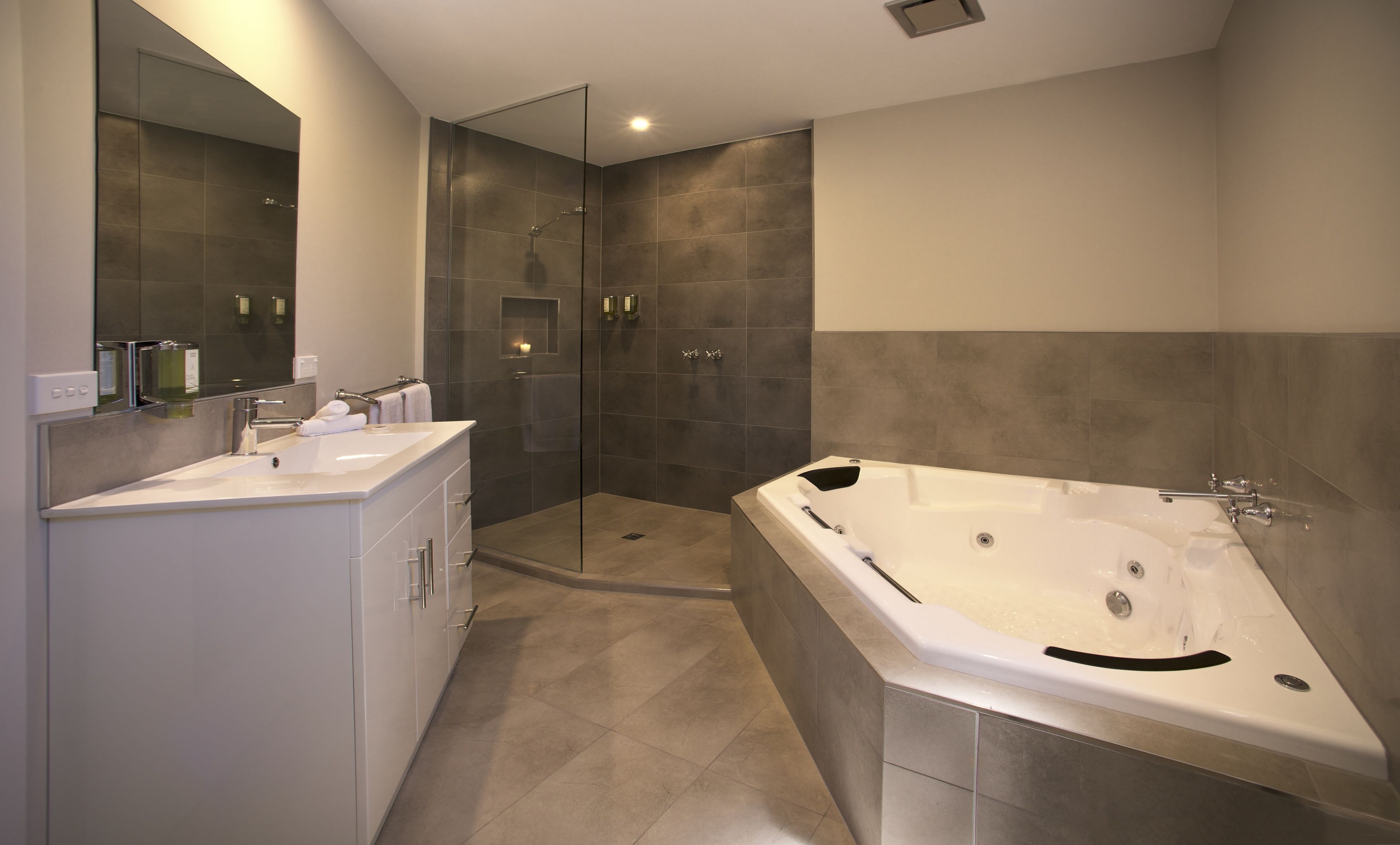 luxury king spa studio parking & wifi | bathroom | eco-friendly toiletries, hair dryer, towels, soap