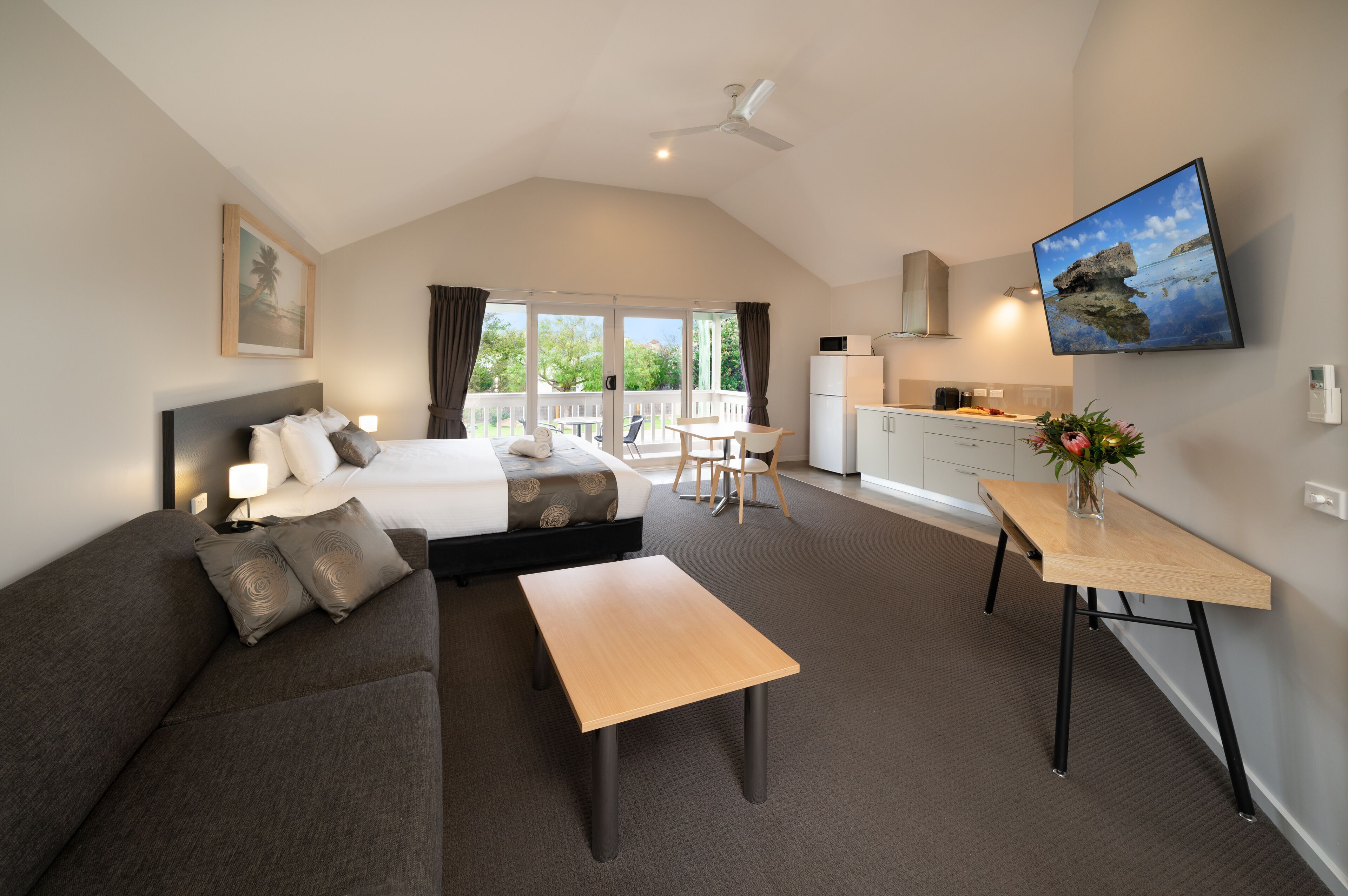 Camas con pillow-top y espacio para trabajar con laptop 