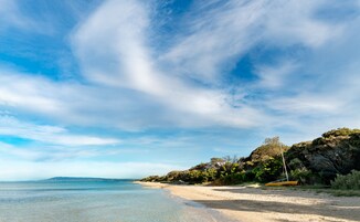 Perto da praia, guarda-sóis, toalhas de praia 