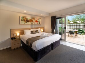 家庭開放式客房, 露台 | 特厚豪華床墊、手提電腦工作空間、遮光窗簾/窗簾、熨斗/熨衫板