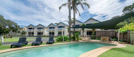 Piscina externa, guarda-sóis, espreguiçadeiras