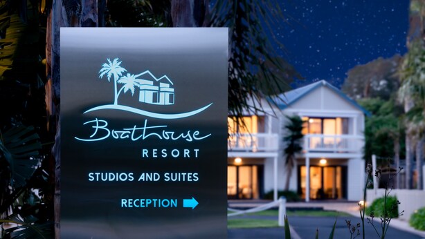 A sign for Brathouse Resort with a reception arrow, indicating the direction to the reception area. - Boathouse Resort Studios & Suites (Blairgowrie)