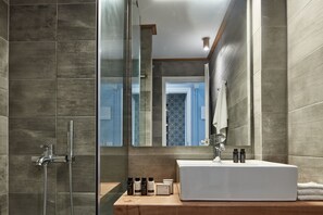 Shower, rainfall showerhead, free toiletries, hair dryer