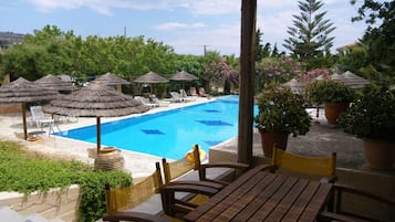 Piscine extérieure (ouverte en saison), parasols de plage