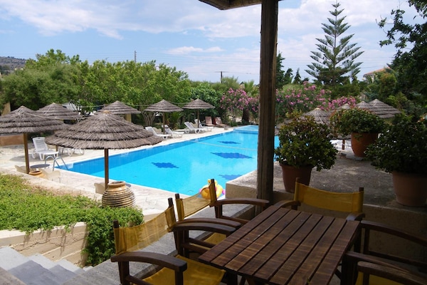 Piscine extérieure (ouverte en saison), parasols de plage