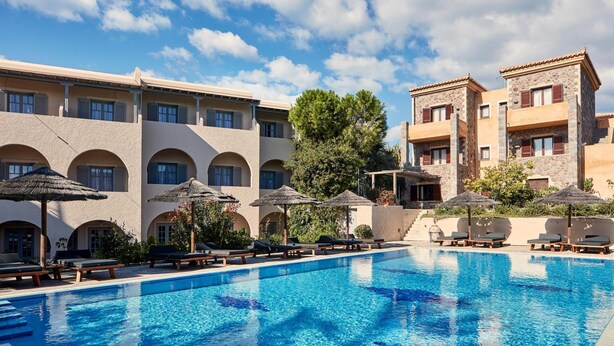 A hotel with a swimming pool, sun loungers, and umbrellas. - Angelina Aegina Boutique Escape (Aegina)