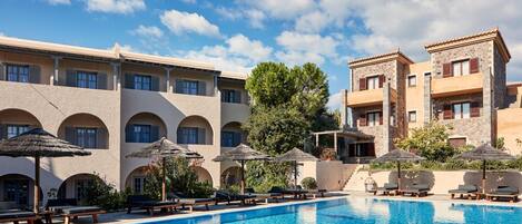 Seasonal outdoor pool, pool umbrellas, sun loungers