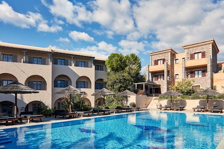 Seasonal outdoor pool, pool umbrellas, sun loungers