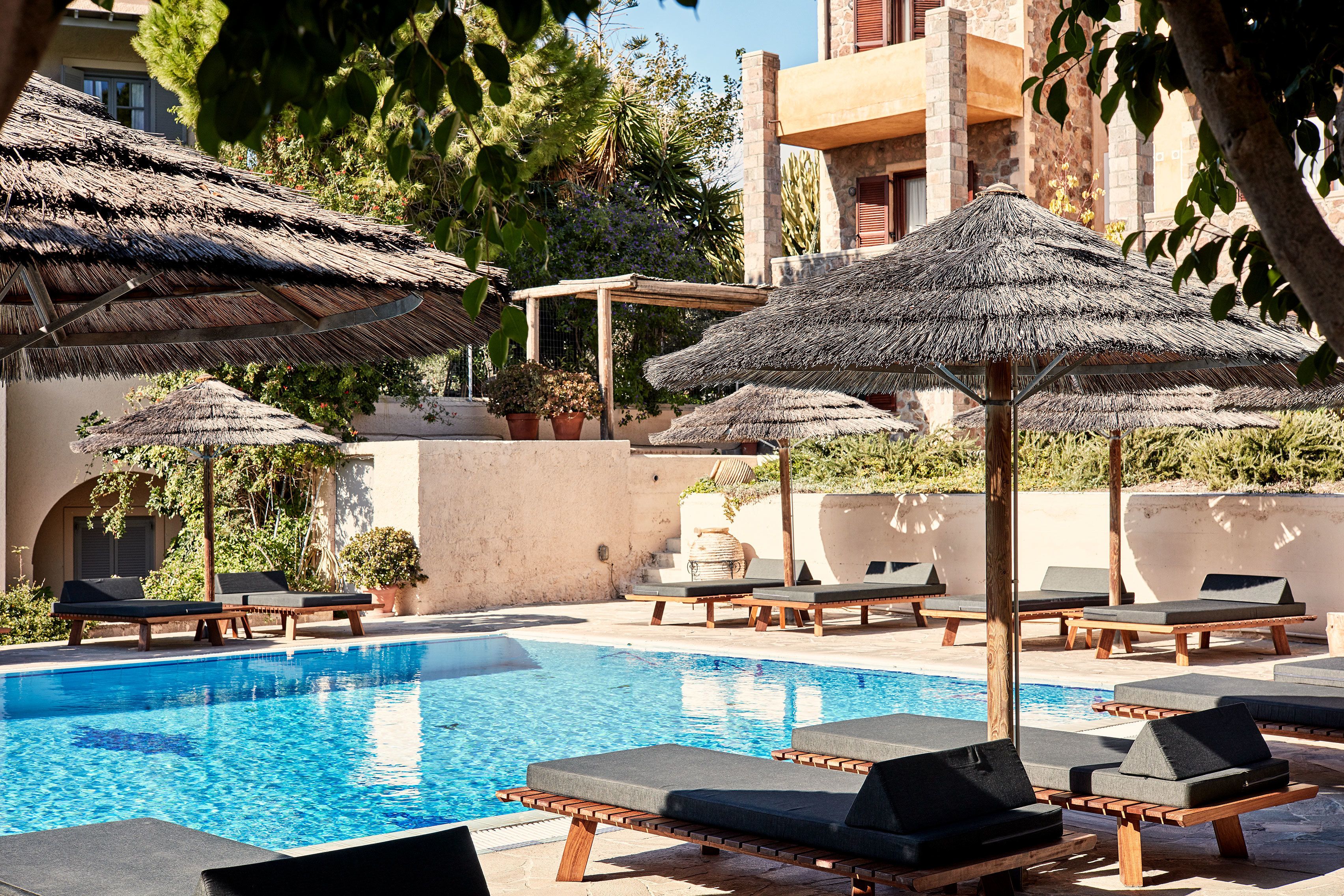Piscine extérieure (ouverte en saison), parasols de plage