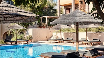 Piscine extérieure (ouverte en saison), parasols de plage