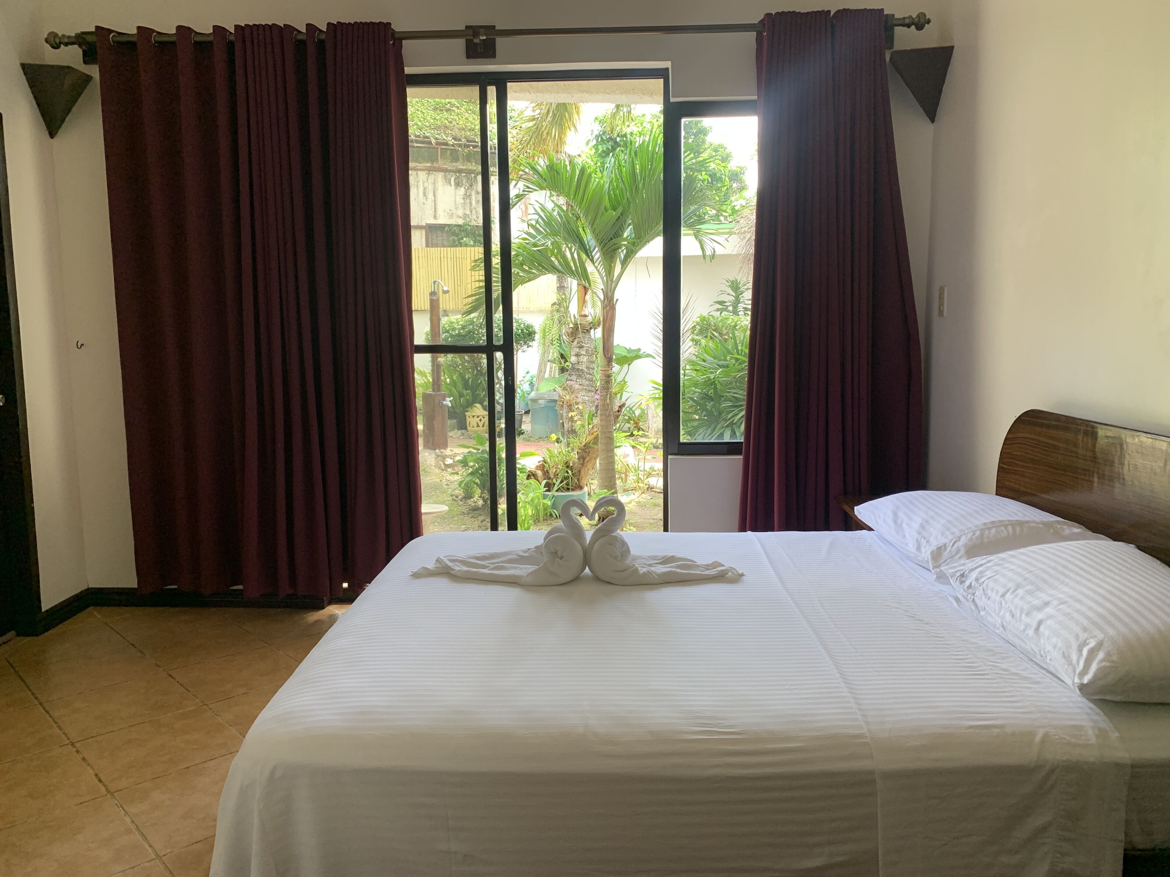 standard room | bed sheets