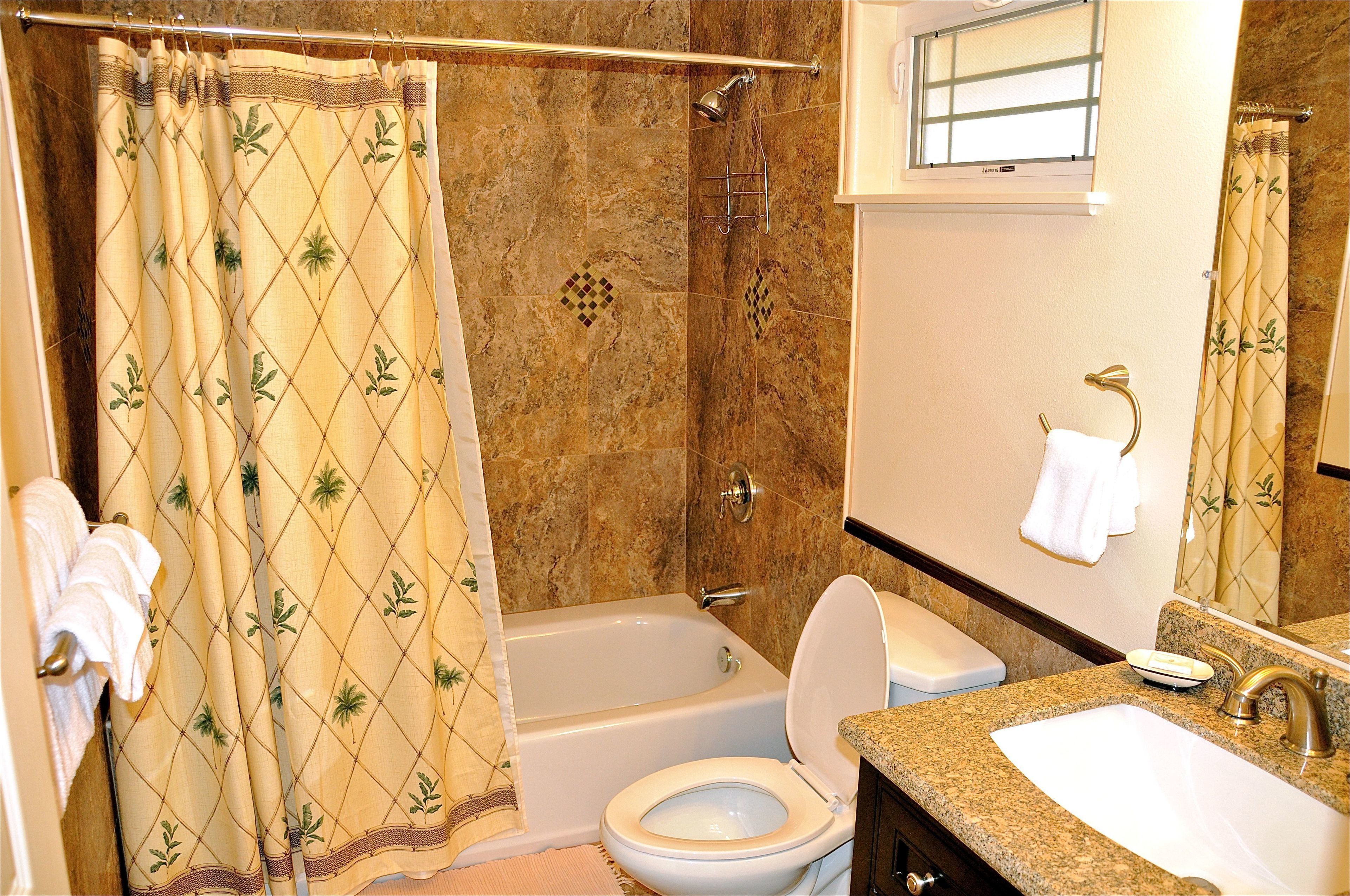standard room, 1 king bed | bathroom | combined shower/bathtub, free toiletries, hair dryer, towels