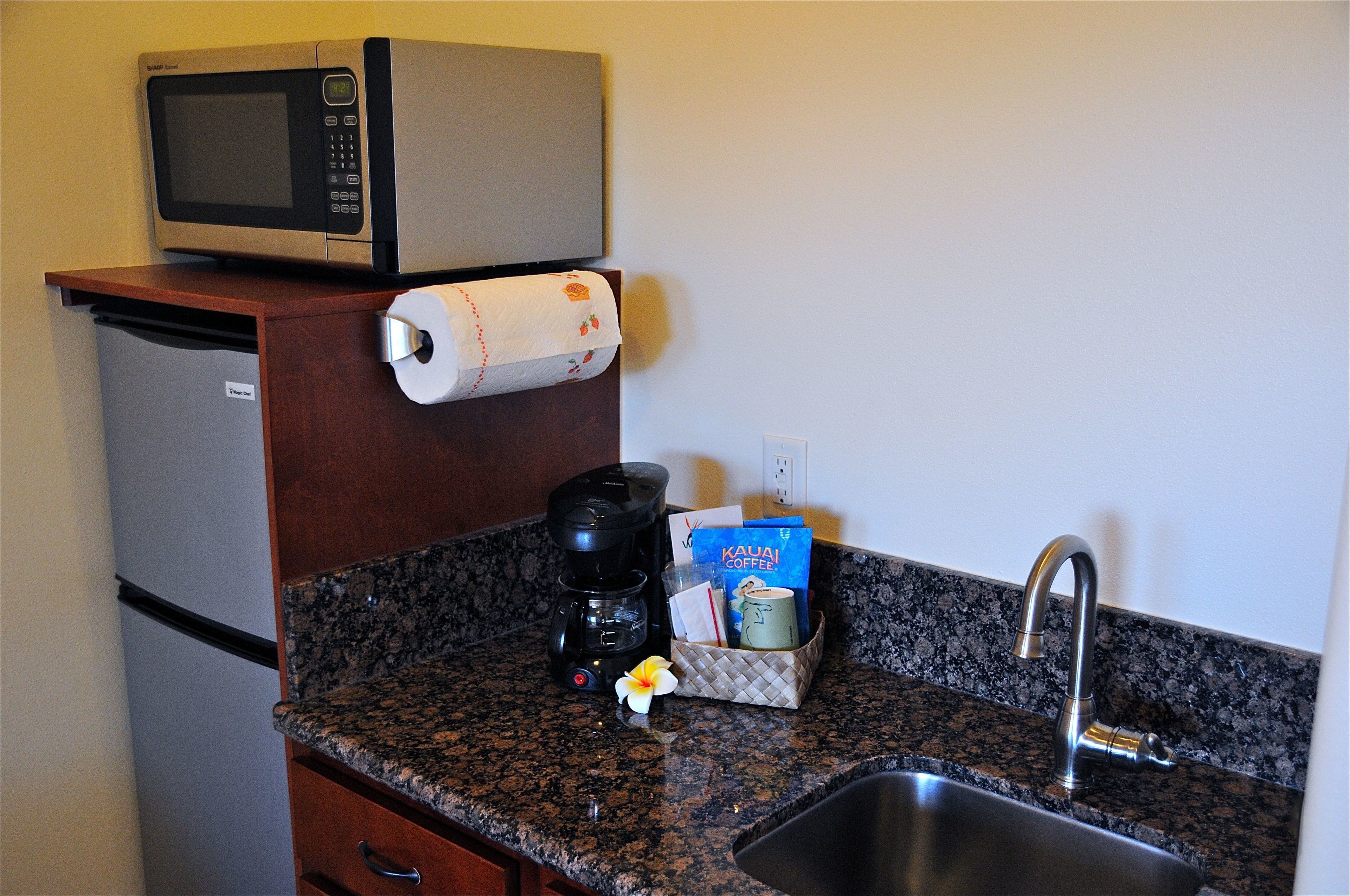 standard room, 1 king bed | private kitchen | fridge, microwave, coffee/tea maker, cookware/dishes/utensils