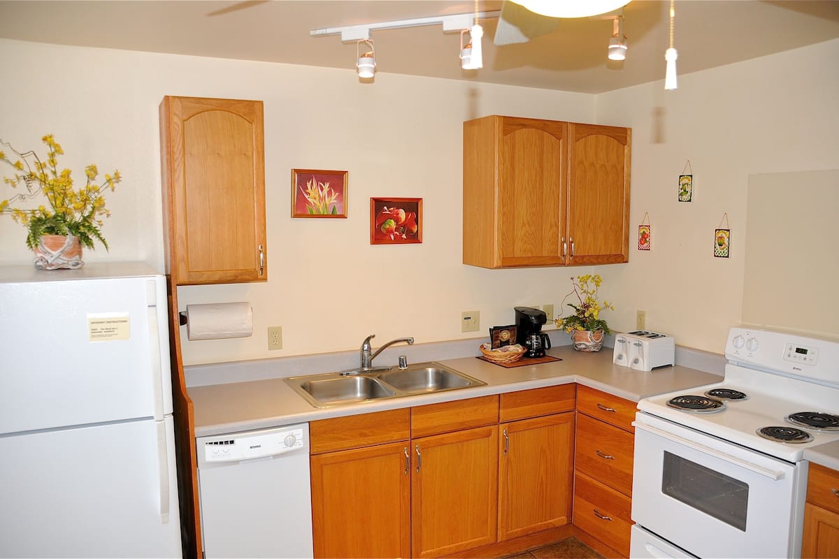 suite, 2 bedrooms | private kitchen | fridge, microwave, coffee/tea maker, cookware/dishes/utensils