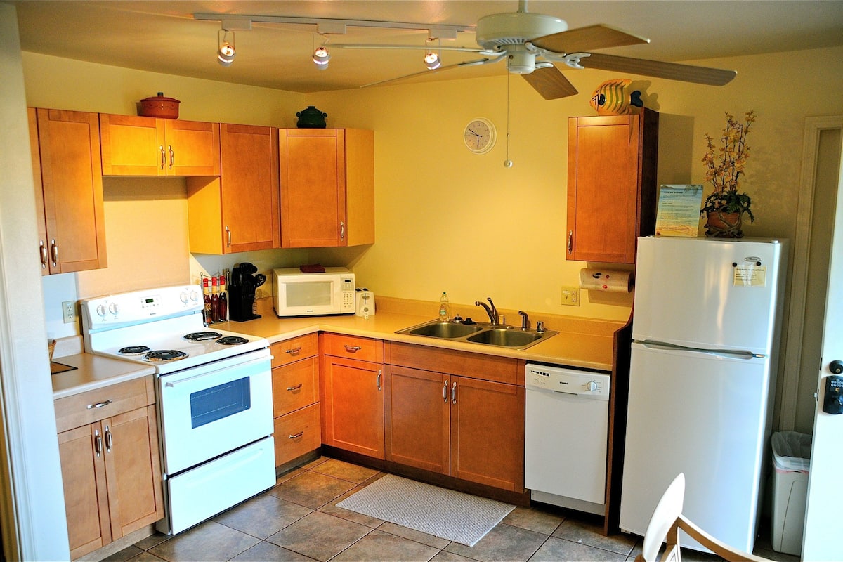 suite, 1 bedroom | private kitchen | fridge, microwave, coffee/tea maker, cookware/dishes/utensils