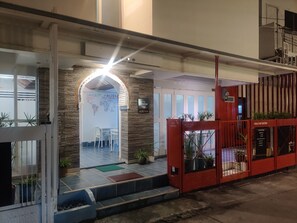 Entrada de hotel con un arco de piedra, un letrero que dice 'Chili Pop Bistro' y un letrero que dice 'Megasa Hotel Boracay'.