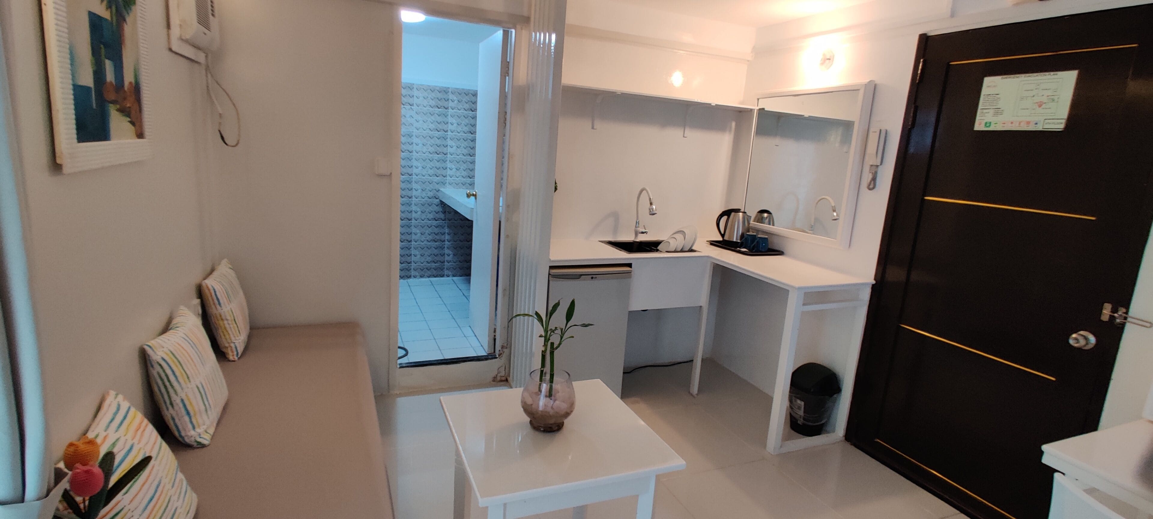 Deluxe King | Individually decorated, desk, soundproofing, free WiFi