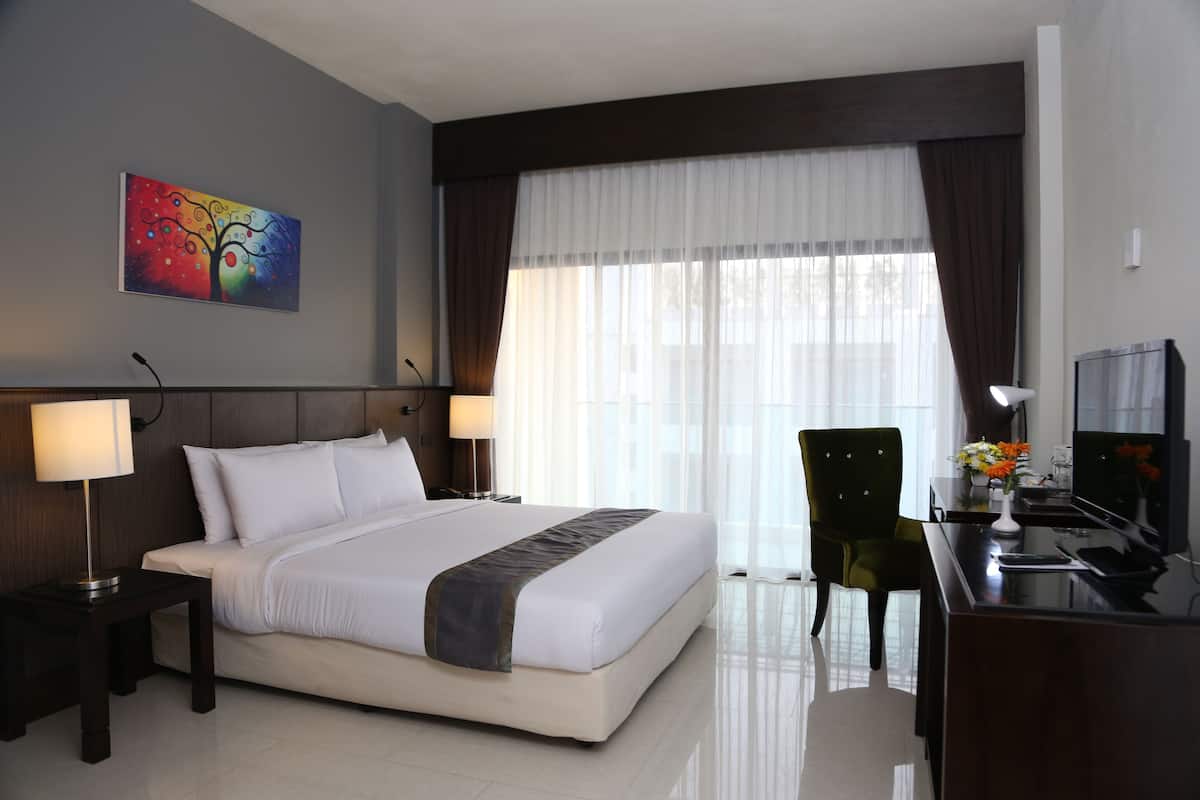 Superior Double or Twin Room, Pool View | In-room safe, desk, WiFi (free)