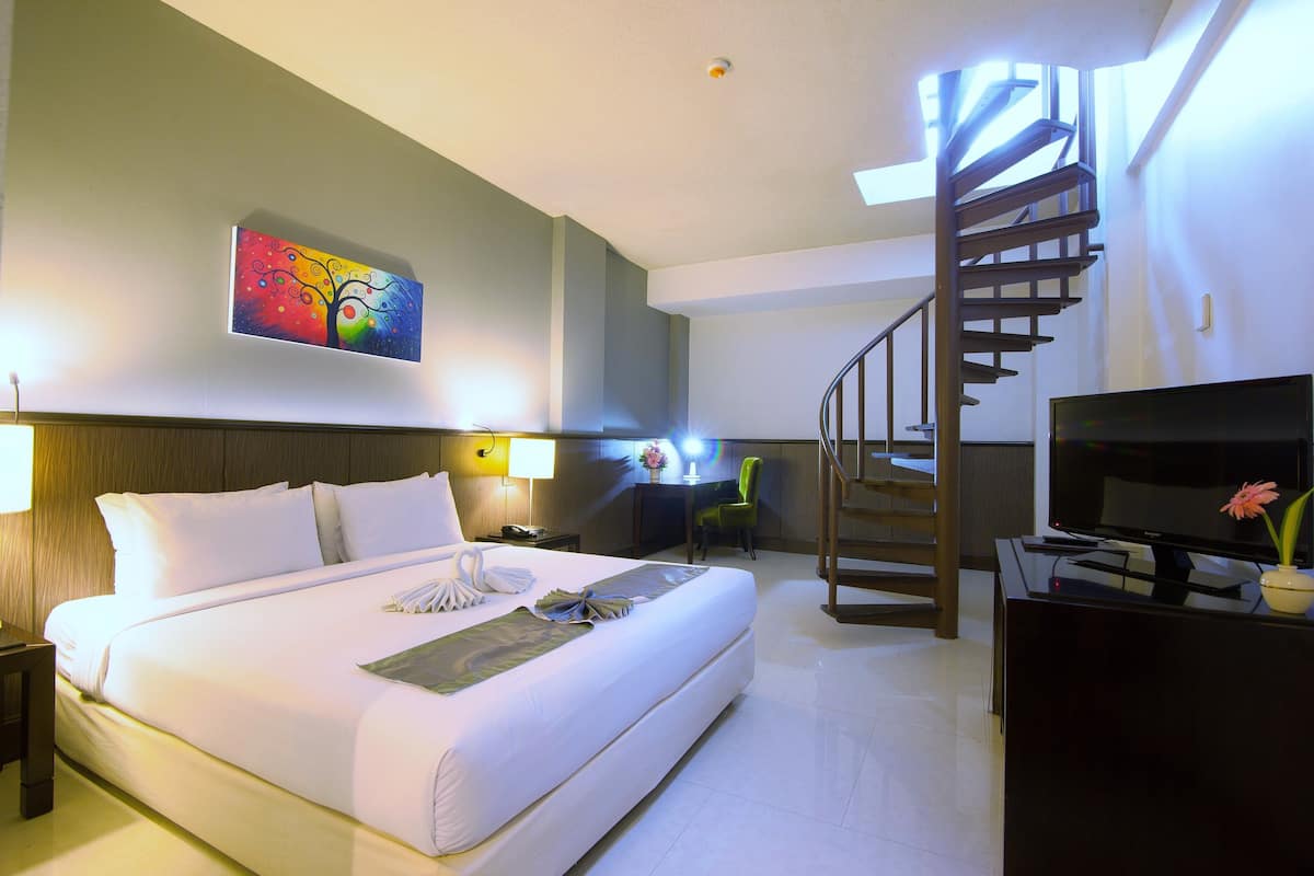 In-room safe, desk, WiFi (free)