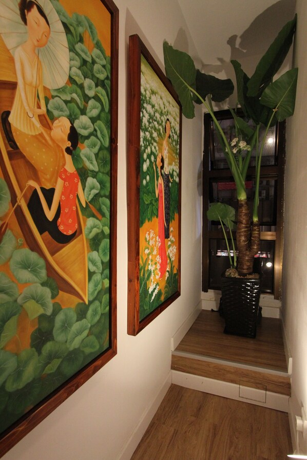 Interior detail - Apple Inn (Causeway Bay) (Hong Kong)