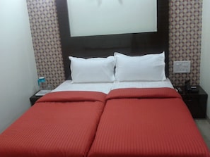 Deluxe AC Room | Pillow-top beds, desk, free WiFi - Skyway Inn (Mumbai)