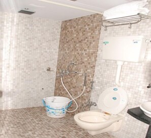 Shower, free toiletries, slippers, towels - Skyway Inn (Mumbai)