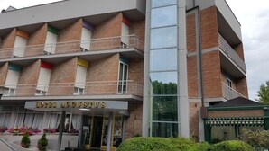 A hotel with a modern facade, multiple balconies, and a sign reading "HOTEL AUGUSTUS". - Hotel Augustus (Fano)