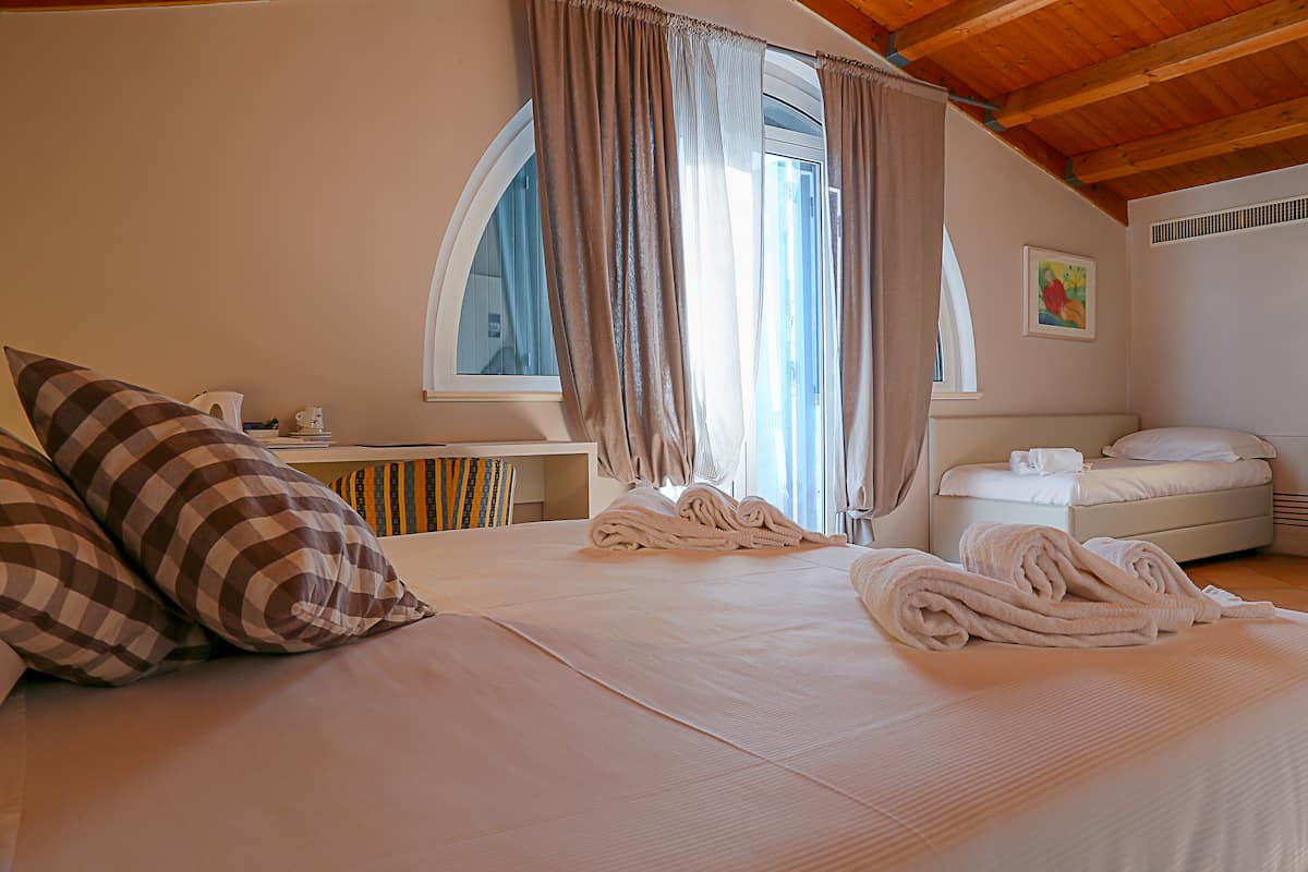 Junior Suite | Een minibar, een kluis op de kamer, een bureau, gratis wifi