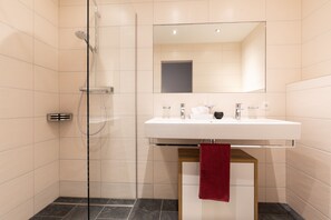 Superior-Apartment, 2 Schlafzimmer, Balkon, Bergblick (exclusive EUR 80 cleaning fee) | Badezimmer