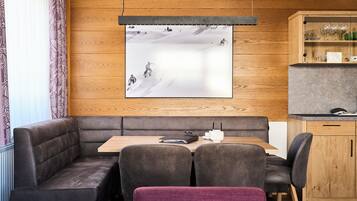 Apartament Deluxe, 2 dormitoris, balcó, vistes a la muntanya (exclusive EUR 80 cleaning fee) | Zona de menjador de l'habitació