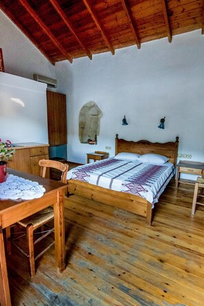 Decoración personalizada, muebles diferentes y cortinas blackout