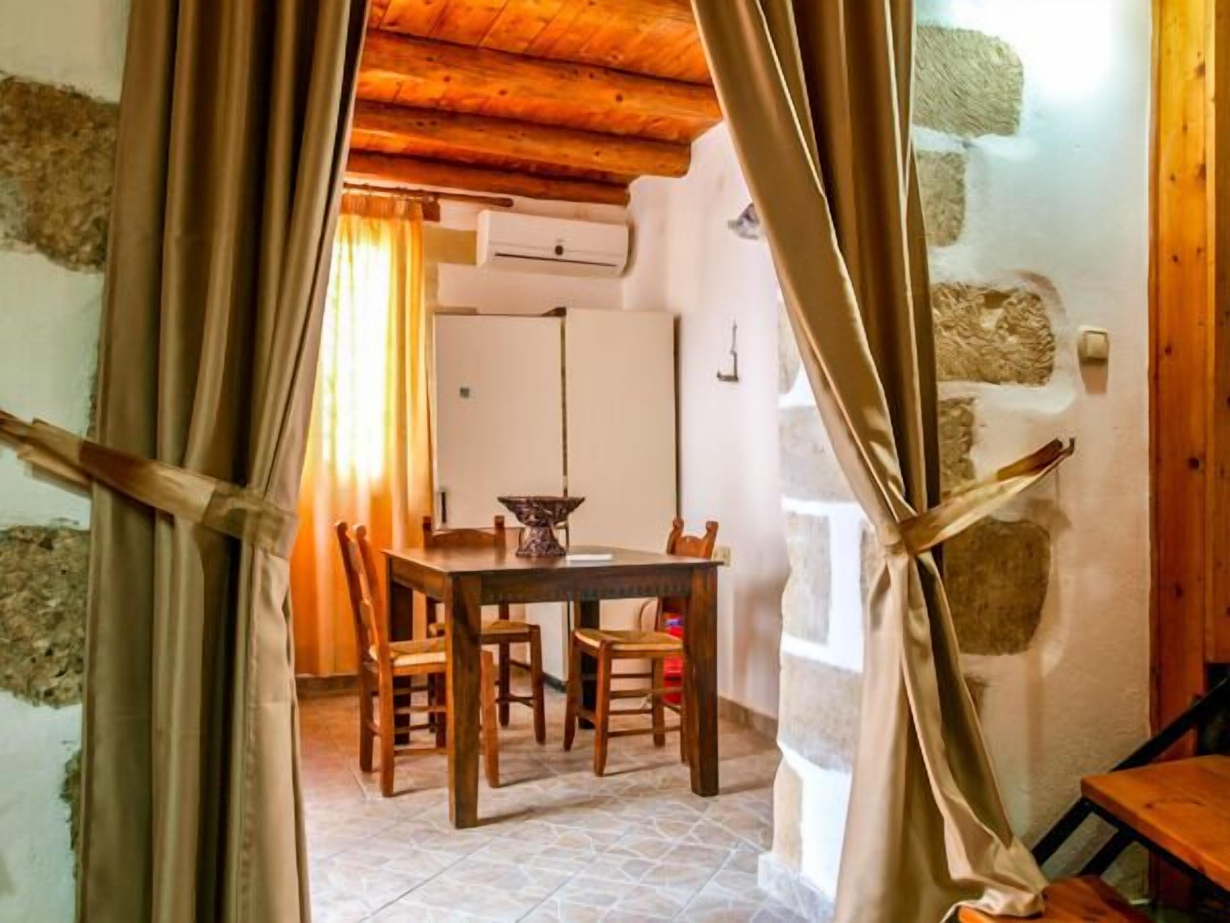 house, 3 bedrooms | living area | tv