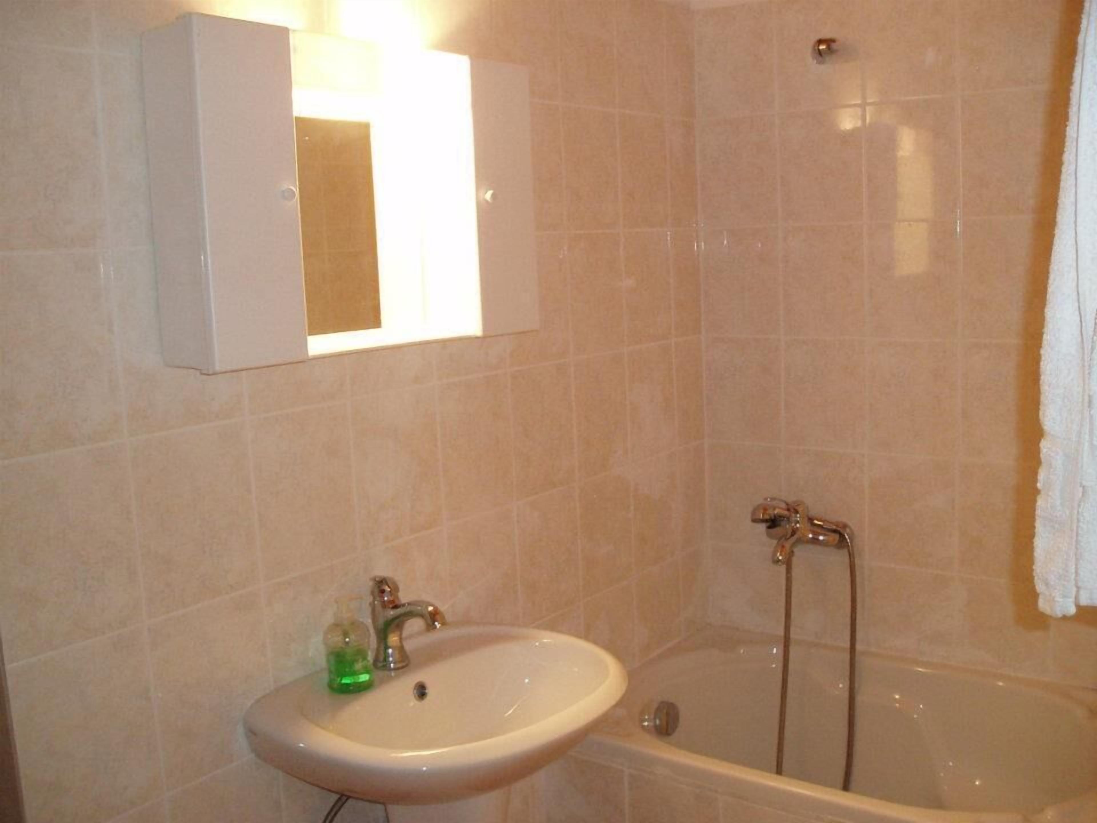 deep-soaking bathtub, hair dryer