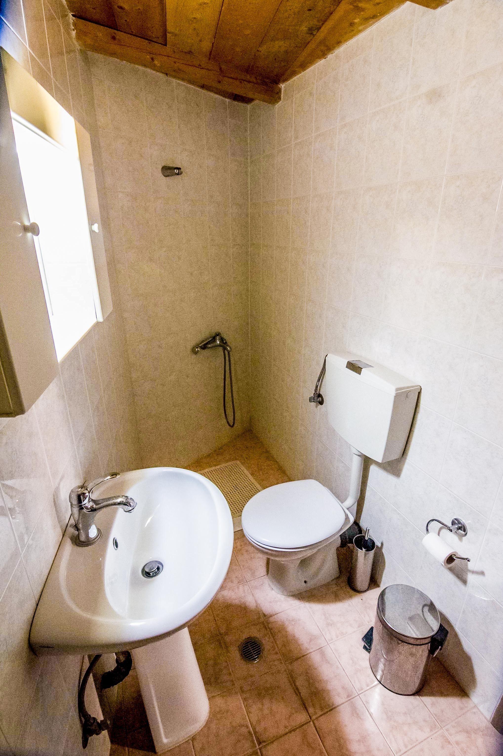 house, 3 bedrooms | bathroom | deep-soaking bathtub, hair dryer