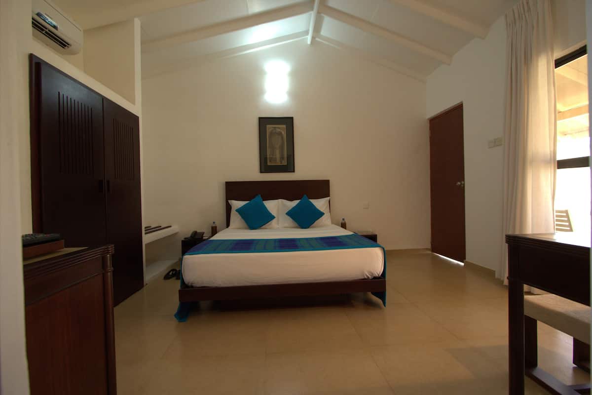 Brankas, meja kerja, tempat tidur lipat/tambahan, dan seprai linen