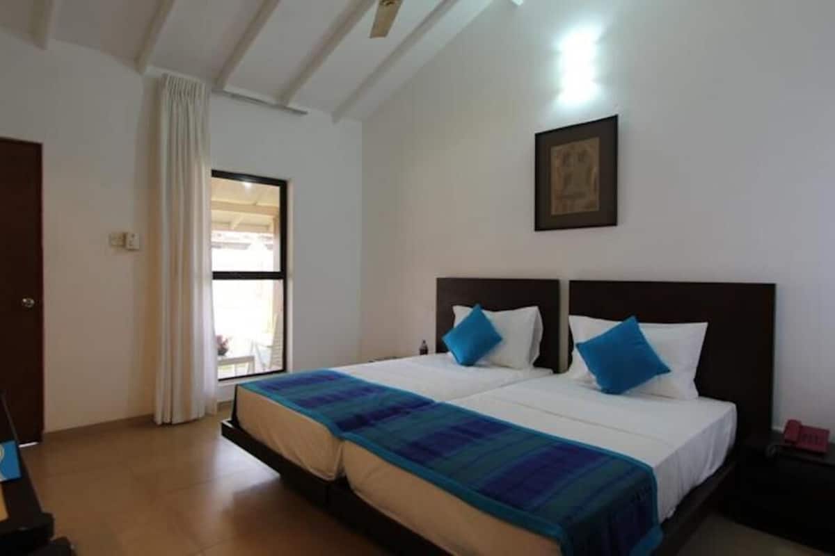 Brankas, meja kerja, tempat tidur lipat/tambahan, dan seprai linen