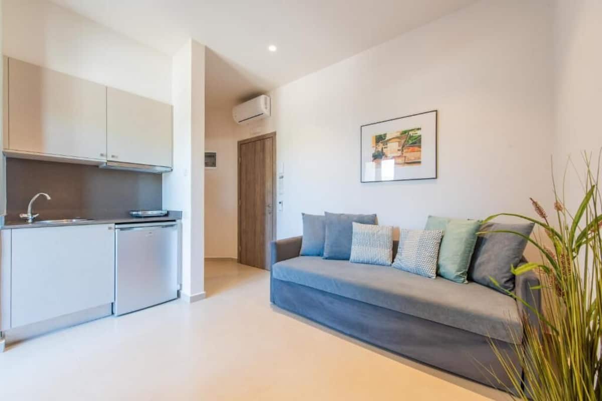 Appartement, vue mer | Coin séjour | Télévision à écran plat de 27 pouces avec chaînes numériques, télévision