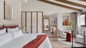 Kamer | Een minibar, een kluis op de kamer, geluiddichte muren