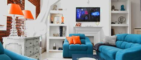 Télévision LED, cheminée, lecteur de DVD