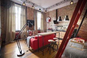 Design-Apartment | Wohnbereich | LED-Fernseher, Kamin, DVD-Player