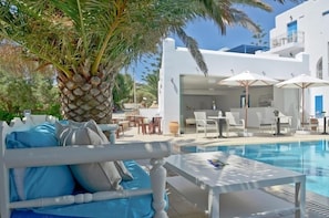 Outdoor pool, pool umbrellas, sun loungers - Dilino Hotel (Naxos)